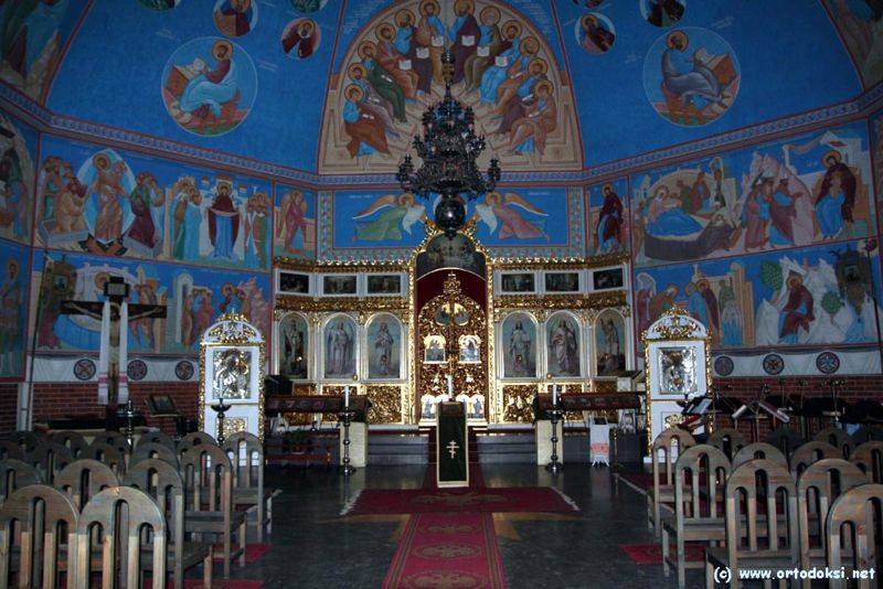 Tiedosto:Iisalmen kirkko 01.jpg