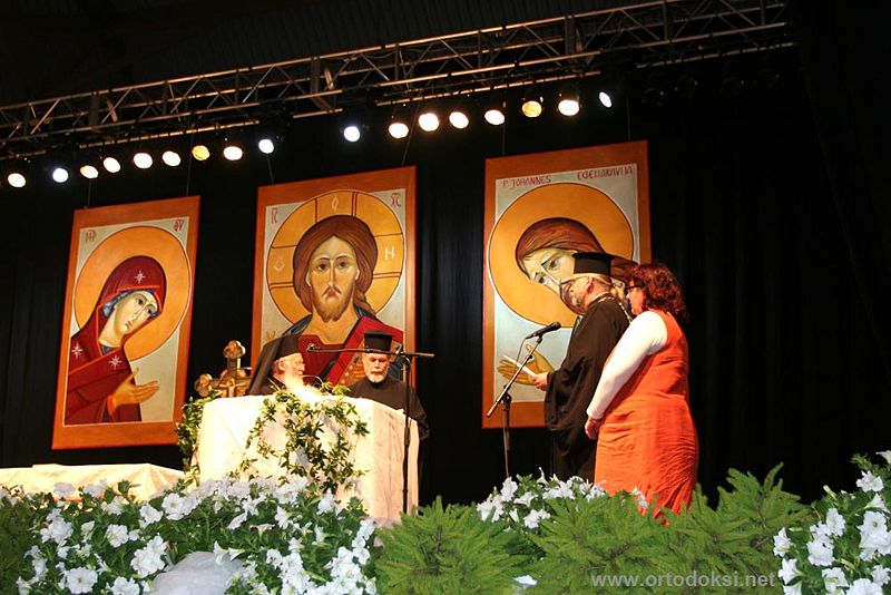 Tiedosto:Synttarilahjan luovutus.jpg