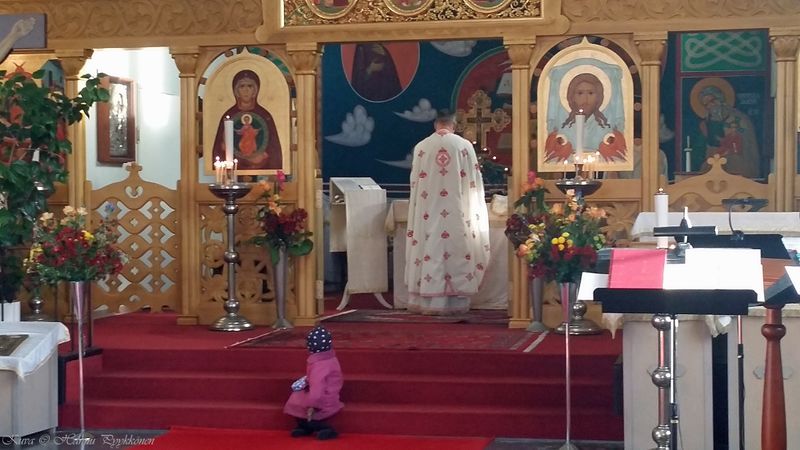 Tiedosto:Lapsi kirkossa 01 hap.jpg