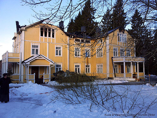 Valamon luostarin päärakennus tulipalon 18.2.2012 jälkeen. (Kuva © Valamon luostari / Munkki Viktor)